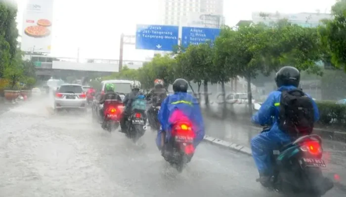 Teknik Mengerem Motor yang Aman Saat Hujan dan Jalan Basah