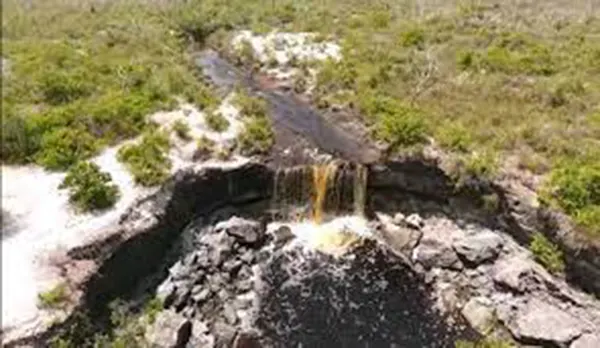 air terjun merah